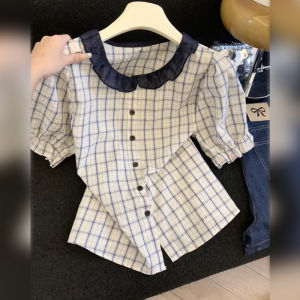 เสื้อเชิ้ตแขนสั้นคอตุ๊กตาสไตล์ย้อนยุคสำหรับผู้หญิงในช่วงฤดูร้อน ดีไซน์กระชับสัดส่วน ดีไซน์ฝรั่งเศส ขอบลูกไม้ ผ้าโพลีเอสเตอร์ ระบายอากาศได้ดี