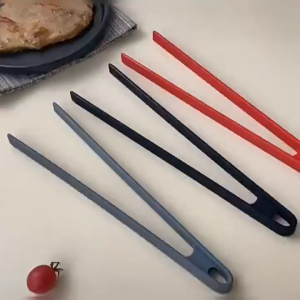 จัดส่งรวดเร็ว ที่คีบอาหารพลาสติกซิลิโคน ที่คีบเนื้อย่าง ทนความร้อนได้ รูปทรงV เครื่องมือครัวเรือน