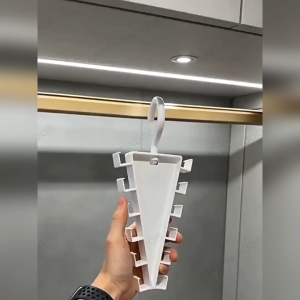 GREENSINDOOR 12-Hook V-Shaped Rotating Hanger Organizer 360° Space-Saving Closet Rack for Belts Ties Scarves Hats and Bags V型衣架挂架