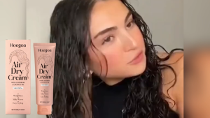 This curl-setting cream enhances the effect of wavy curls smooths frizz and split ends nourishes elastin moisturizes and nourishes creating a natural voluminous look. Its refreshing and non-greasy.