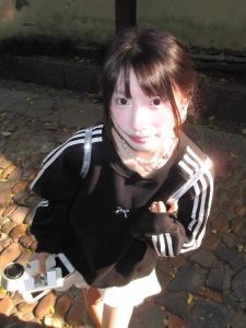 เสื้อยืดคอกลมแขนยาวสีดำ ทรงหลวม สำหรับผู้หญิง ฤดูใบไม้ร่วง 2024 เสื้อสเวตเตอร์คอวีลายโบว์ผีเสื้อ 3 แถบ สไตล์สปอร์ต เสื้อตัวบน