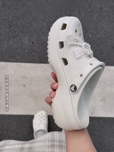 CROCS รองเท้าลำลองผู้ใหญ่ Fashionable soft-soled anti-slip and breathable sandals/slippers CLASSIC CLOG รุ่น 10001100 - WHITE