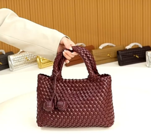 พร้อมส่งในไทย กระเป๋าเซ็ตหนังPREMIUMสานด้วยมือ พร้อมที่ห้อยน่ารักๆ