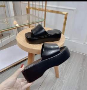 Dép quai ngang da nữ cao 5-7p sang trọng dễ mangdễ phối đồ thích hợp mọi lứa tuổi.