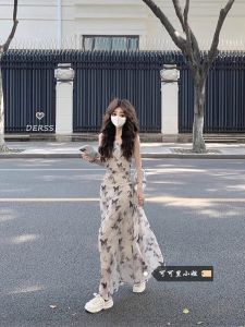 ชุดเดรสยาวลายดอกไม้เอวสูงแขนกุดสไตล์เกาหลีสำหรับฤดูร้อน 2024 ชุดเดรสยาวลายผีเสื้อแบบพับแขนกุดสไตล์วินเทจ