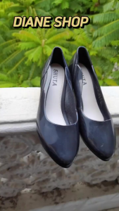 High Quality Womens Fashionable Pointed-toe Black Shoes Non-slip and Waterproof Rubber With a Glossy Black Finish Breathable for Outdoor Wear 090523