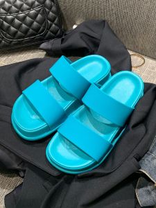 รองเท้าแตะสีเรียบง่ายสําหรับผู้หญิงที่มีพื้นรองเท้าหนาและสายรัดคู่รองเท้าแตะลําลองสไตล์ญี่ปุ่นเหมาะสําหรับใช้กลางแจ้ง