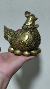 Tượng gà mái ấm trứng phong thuỷ chất liệu bằng đồng vàng MS40