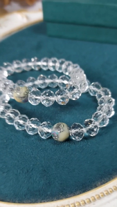 Vòng tay đá Thạch Anh Trắng pha lê kiểu oval cắt giác size hạt 9.5 li phối viên hoa đất sét độc đáo | Hoa Minh Gem