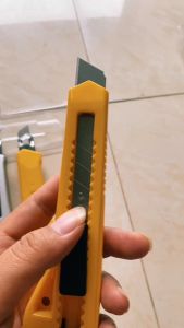 Dao rọc giấy to DELI E2042/E2045/E2061 - Thân sắt cao cấp không gỉ thân nhựa bền bỉ