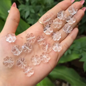 Q2523 Charm cỏ 4 lá Thạch Anh Trắng Trong hàng tuyển tinh khiết thấu quang sẵn lỗ 2li - hợp Kim & Thủy - Phong Thủy TUDO