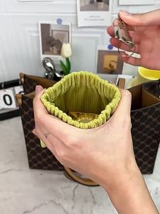 Shrapnel bags，cosmetic storage bags change storage bags cosmetic bags mini solid color corduroy travel fashion