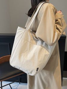 กระเป๋าผ้าไนลอนน้ำหนักเบาสำหรับผู้หญิง กระเป๋าถือขนาดใหญ่สำหรับเดินทางไปทำงาน กระเป๋าสะพายไหล่ข้างเดียว กระเป๋าผ้าไนลอนสำหรับเดินทางไปทำงาน