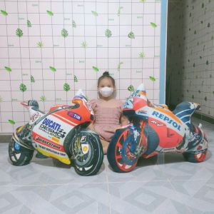 ĐỒ CHƠI XE ĐUA SUZUKI NHỒI BÔNG GẤU BÔNG XE MOTO THỂ THAO NHỒI BÔNG MỀM MỊN CHO BÉ