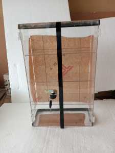 Etalase Akrilik Pintu Kunci 25x10x406