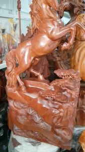 💗💗Tượng Ngựa Gỗ Hương to đứng đứng trên tiền có gậy như ý  cây tùng nói chung đẹp lắm Size Cao 80cm x Ngang 42cm x Sâu 15cm liền khối khá là đẹp Anh Chị trưng phòng khách Biểu Tượng Sự Thành Công có 14800k ạ