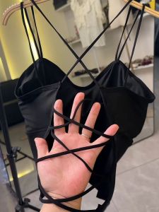 ความยาวปานกลางถึงยาวสีบริสุทธิ์เซ็กซี่ข้ามกลับ Bralette พร้อมแผ่นหน้าอกที่ถอดออกได้ผ้าไหมน้ําแข็งเสื้อกล้ามที่ไม่มีสายหนังสําหรับผู้หญิง