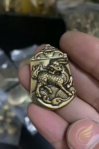 Móc Khóa Phong Thủy Khắc Kỳ Lân Cưỡi Mây Dạng Thẻ Bài Móc Khóa Thần Thú Kỳ Lân Bằng Đồng Thau - Đồ Đồng Thuận Tâm