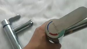 Vòi lavabo nóng lạnh màu trắng bóng kiểu tròn