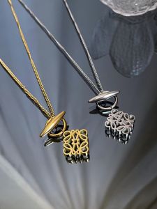 Titanium Steel Hollow out Floral Necklace Womens Non-Fading Lockbone Chain Vintage National Trend Luxury Minimalist Design