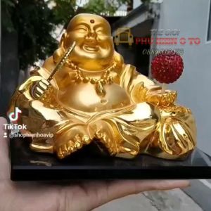 Tượng phật ông di lặc đặt taplo ô tô có quả cầu xoay bằng năng lượng mặt trời