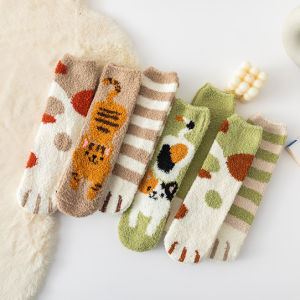 Tất Nữ Chất Liệu Nhung San Hô Hình Móng Vuốt Mèo Ống Trung Bình Mùa Đông Màu Xanh Lá Cây Lông Nhung Dày Sọc Dễ Thương Thoải Mái Dùng Ở Nhà Ngủ Chất Liệu Polyester Cotton