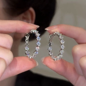 Ultra-Shiny Silver Needle Zircon Earrings Womens Fashion Jewelry Simple Elegant Versatile Hoop Earrings Fresh Outlined