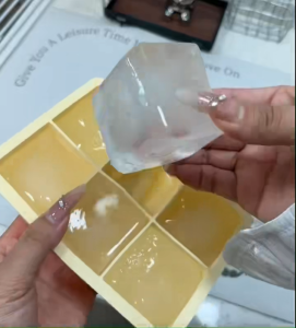 4/6/8 Grid Ice cube mold Silica gel Cube Mold with Lid Square Tray for Ice Cream Whiskey Cocktail Cold Drink
