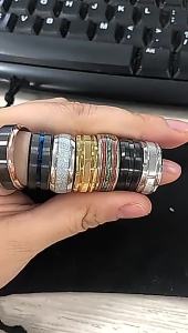 20 สี เครื่องประดับผู้ชาย แหวนสแตนเลสแบบสบาย สีแดง น้ำเงิน ดำ ฝังมังกร ขนาดกว้าง 8 มม.