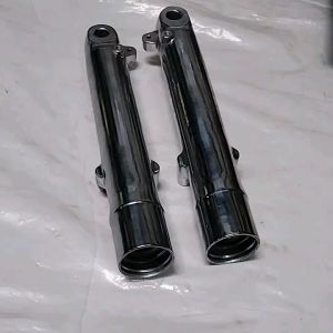 HONDA TMX155 FRONT FORK OUTER TUBE SET *(LEFT SIDE & RIGHT SIDE) *(CHROME COATED SOLD AS PAIR PER ORDER) *(REFURBISHED GOOD) *(SLIGHTLY USED 2ND HAND WITH SMALL CRACK BUT STILL USABLE) *(PLEASE SEE VIDEO BEFORE ORDERING) *(GNCA/EI) *(-VSP1)