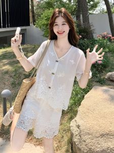 YINLUOYA | ชุดสองชิ้นคอวีแขนสั้นผ้าลินินสีขาวสไตล์จีนใหม่ ชุดลำลอง ขอบลูกไม้ปัก ชุดกางเกงขาสั้น ชุดสองชิ้น ฤดูร้อน 2025