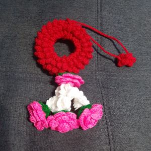 พวงมาลัยไหมพรม ตัวพวงแดง แบบกลม อุบะกุหลาบชมพู (คล้องพระ หรือแขวนหน้ารถยนต์) - Handmade (จัดทำประมาณ 3-5 วัน )