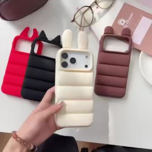 Áo Khoác Phao Tai Gấu 3D Ốp Lưng Silicon Chống Sốc Cho iPhone 18/17/16/15/14/13 Pro Max Mềm Mại Chống Xước Chống Bụi Màu Nâu