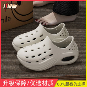 รองเท้าแตะส้นหนาสำหรับผู้หญิง ฤดูร้อน 2025 รองเท้าแตะชายหาดกันลื่นกันกลิ่นเพิ่มความสูง รองเท้าแตะหัวปิดแบบสวมสบาย สไตล์หวาน