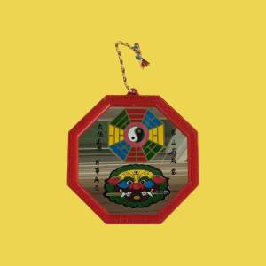 กระจกแปดเหลี่ยม แก้ฮวงจุ้ยปัญหาคลี่คลายแคล้วคลาด ถ้าบ้านเลขที่ขึ้นต้นด้วยเลข 5 ตัวเลขแรกและตัวเลขท้ายเป็นเลขเดียวกัน เสาไฟขวางทางเขาบ้าน เงาเสาไฟพาดผ่านทางหน้าบ้าน บ้านอยู่ทางสามแยก