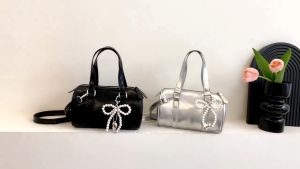 koreafashionshop(KR2158) กระเป๋าสะพายข้างใบเล็ก ทรงหมอน หนังพียู+มีหูถือได้ *ไม่แถมที่ห้อย*