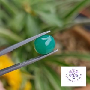 พลอยโมรา 4.50 ct. Natural Green Agate รูปร่างไข่ หลังเบี้ย สีเขียว ทั่วทั้งเม็ด ไม่มีการย้อมสี ไม่มีการปรับปรุงคุณภาพใดๆ ทั้งสิ้น การันตีพลอยแท้