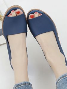 Fashionable New Womens Beach Sandals with Flat Middle Heel and Platform Sole Soft Underfoot Non-Slip Design for Daily Use