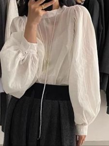 เสื้อเชิ้ตผู้หญิงคอวีแขนยาวทรงหลวมสไตล์ย้อนยุคสุดหรูหรา ผ้าฝ้ายลินิน ทรงพอง สไตล์ลำลอง เสื้อเชิ้ตแฟชั่นฤดูใบไม้ร่วง