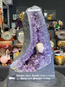 fengshui fire element cheap amethyst geode 月儿弯弯火形🔥💯天然紫晶洞 抱着一颗幸运之石方解石👍 钛晶共生✅   (如定制实木底座另加RM60)  高height: 42cm  宽width: 27cm x 14.5cm   洞hole: 4cm  重weight: 17.25kg  📍Johor Bahru 区可自行取货或邮寄服务