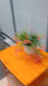 Tủ đầu giường đã ráp như hình mẫu  chiều rộng 38cm chiều dài 45cm cao 61cm màu cherry gỗ cao su có khóa rất tiện dụng và chắc chắn bền chịu nước.