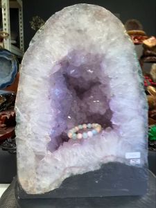 amethyst geode lavender purple hole deep 10cm🔮天然紫晶洞 金形 洞深10cm 可消磁大巴大巴的手串 大颗粒紫晶牙 带些共生钛金 (如需定制实木底座需另加RM60)👈🏻optional  高(Height): 38cm 宽(Width): 27x18cm 洞深: 10cm 重(Weight): 23.8kg