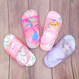 รองเท้าแตะส้นแบนแบบสวมสำหรับเด็กผู้หญิง ทรงเจ้าหญิง น้ำหนักเบา กันลื่น รองเท้าแตะพื้นนุ่ม สวมใส่สบาย กันน้ำ ลายมังกร รองเท้าเด็ก