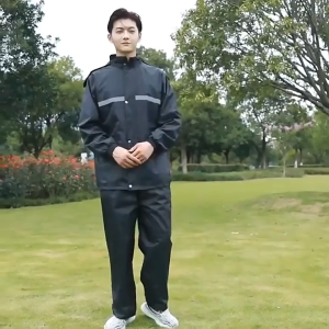 ชุดกันฝน กระดุมหน้า ( ส่งฟรี ) ชุดเสื้อและกางเกงกันฝน เสื้อกันฝน เสื้อมีแถบสะท้อนแสง เสื้อกันฝนและกางเกง เสื้อกันฝนมอเตอร์ไซค์ เสื้อกันฝนแบบพกพา