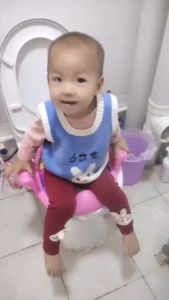 Bệ Lót Thu Nhỏ Bồn Cầu Có Tay Vịn Cho Bé Bệ Thu Nhỏ Bồn Cầu Hình Ếch Ngộ Nghĩnh Cho Bé Yêu Giao Màu Ngẫu Nhiên.