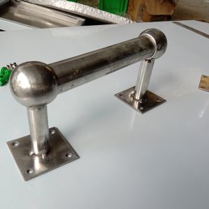 Cặp bass đế vuông gồm 2 cái xỏ ống inox tròn o19/o22/o25/o32mm bắt tường làm treo màn  máng khăn  tay vịn ... dài 9cm . Hàng chất lượng  inox 201 .