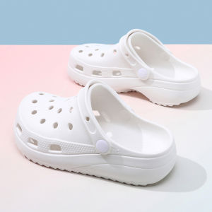 Womens Summer 2025 Clog Shoes Thick Bottom Slip-Resistant Nurse Style Toe-Covering Beach Sandals Fashionable Outdoor Wear