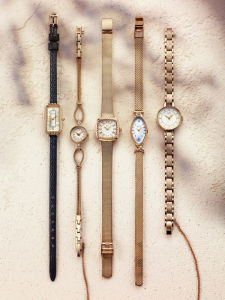 นาฬิกาข้อมือสตรีแบบมินิ นาฬิกาควอตซ์สไตล์เรโทร สร้อยข้อมือแบบมินิ ของขวัญวันคริสต์มาส สายทองคำ สายโลหะผสม ชุบทอง