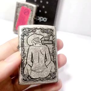 Hộp quẹt bật lửa Zippo khắc ăn mòn HOT COWGIRL màu trắng bạc loại giả cổ vỏ bằng đồng có tem đỏ