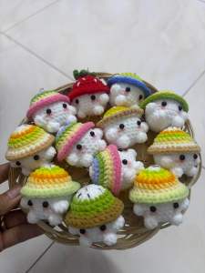 Móc khóa len crocheted hình nấm nhiều màu sắc phù hợp làm phụ kiện trang trí hoặc quà tặng.